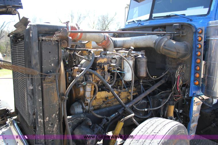 image for item J2258 1990 Peterbilt 379 semi truck