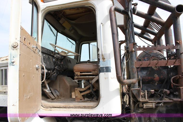 image for item J2263 1978 International 1840 winch truck