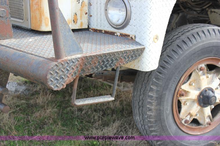 image for item J2263 1978 International 1840 winch truck