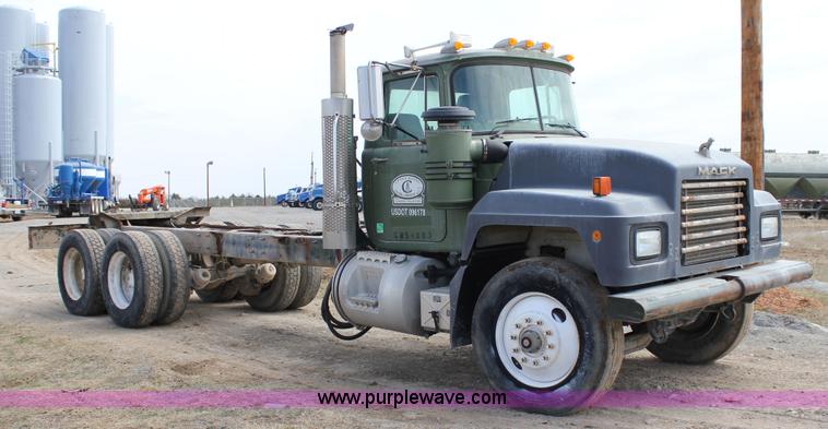 image for item J2266 2001 Mack RD688S truck cab and chassis