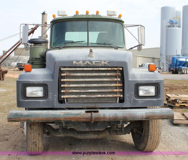 image for item J2266 2001 Mack RD688S truck cab and chassis