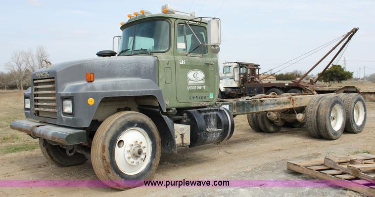 image for item J2266 2001 Mack RD688S truck cab and chassis