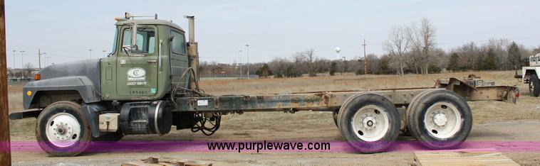 image for item J2266 2001 Mack RD688S truck cab and chassis