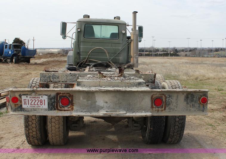 image for item J2266 2001 Mack RD688S truck cab and chassis