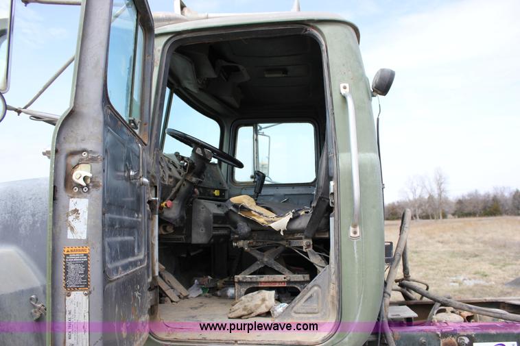 image for item J2266 2001 Mack RD688S truck cab and chassis