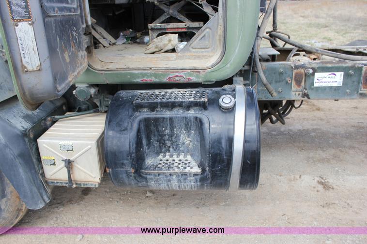 image for item J2266 2001 Mack RD688S truck cab and chassis