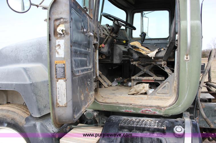 image for item J2266 2001 Mack RD688S truck cab and chassis