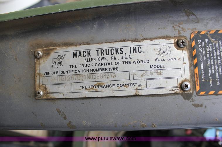 image for item J2266 2001 Mack RD688S truck cab and chassis
