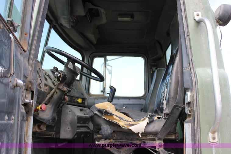 image for item J2266 2001 Mack RD688S truck cab and chassis