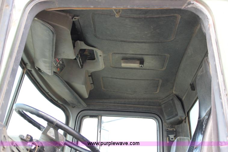 image for item J2266 2001 Mack RD688S truck cab and chassis