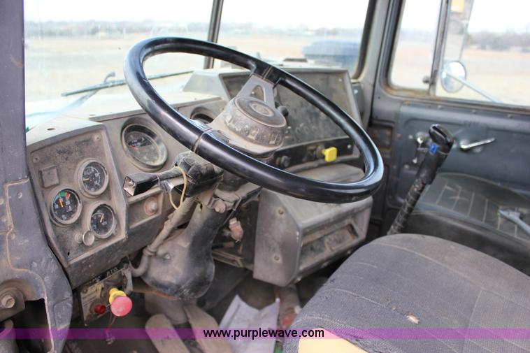 image for item J2266 2001 Mack RD688S truck cab and chassis