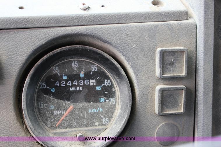 image for item J2266 2001 Mack RD688S truck cab and chassis