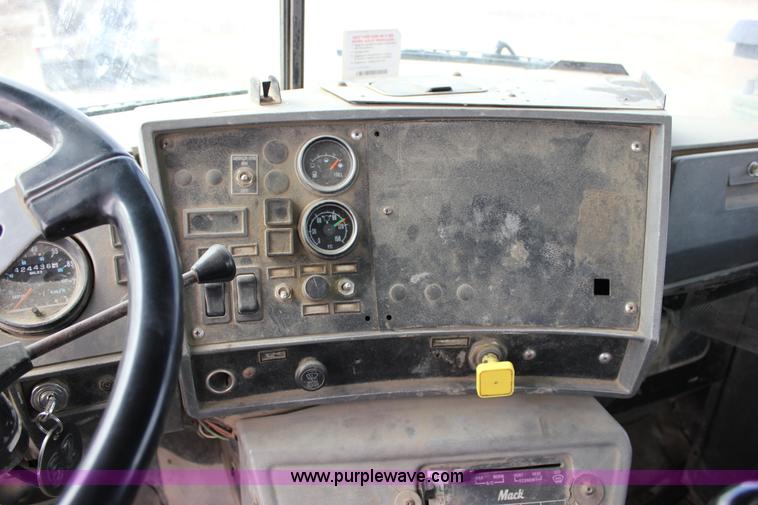 image for item J2266 2001 Mack RD688S truck cab and chassis