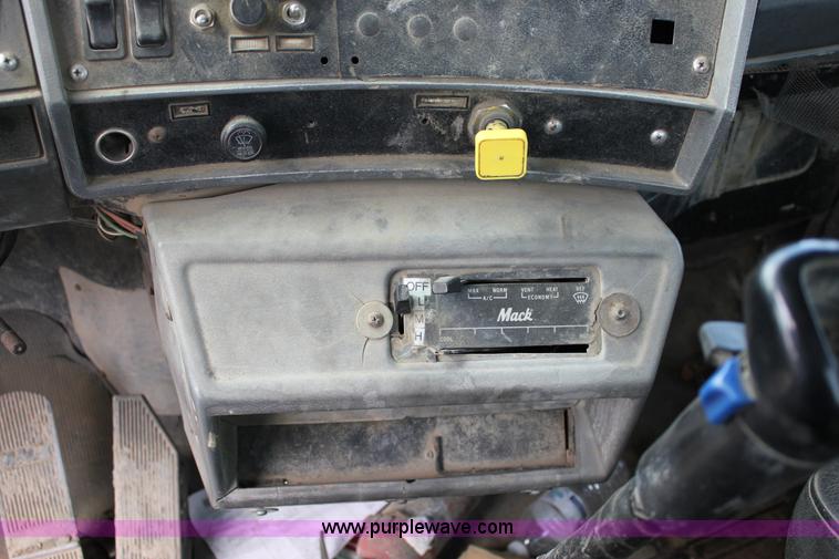 image for item J2266 2001 Mack RD688S truck cab and chassis