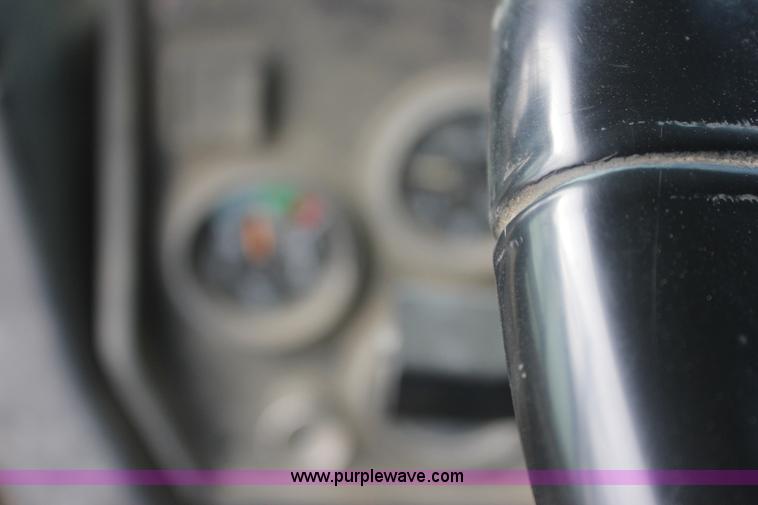 image for item J2266 2001 Mack RD688S truck cab and chassis