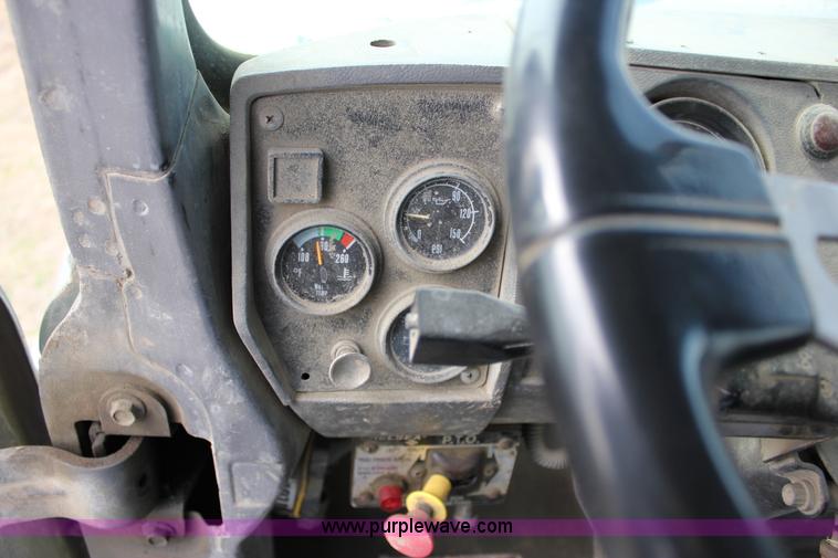 image for item J2266 2001 Mack RD688S truck cab and chassis