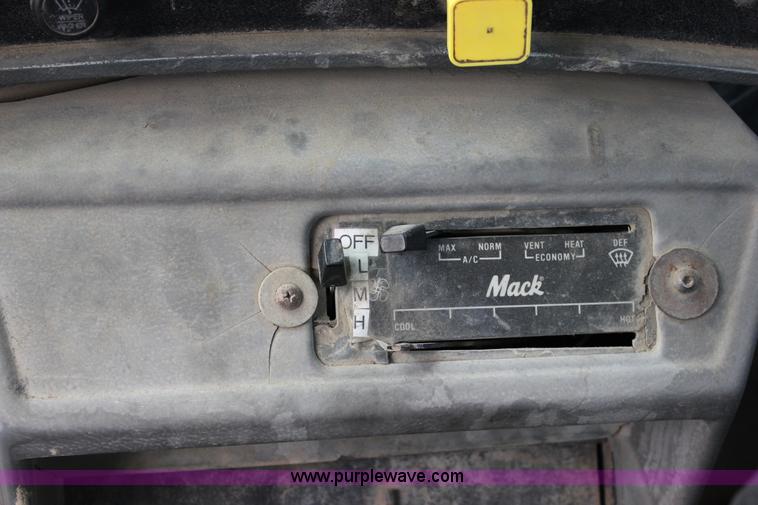 image for item J2266 2001 Mack RD688S truck cab and chassis