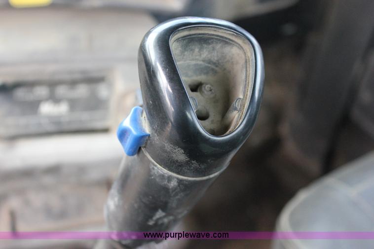 image for item J2266 2001 Mack RD688S truck cab and chassis