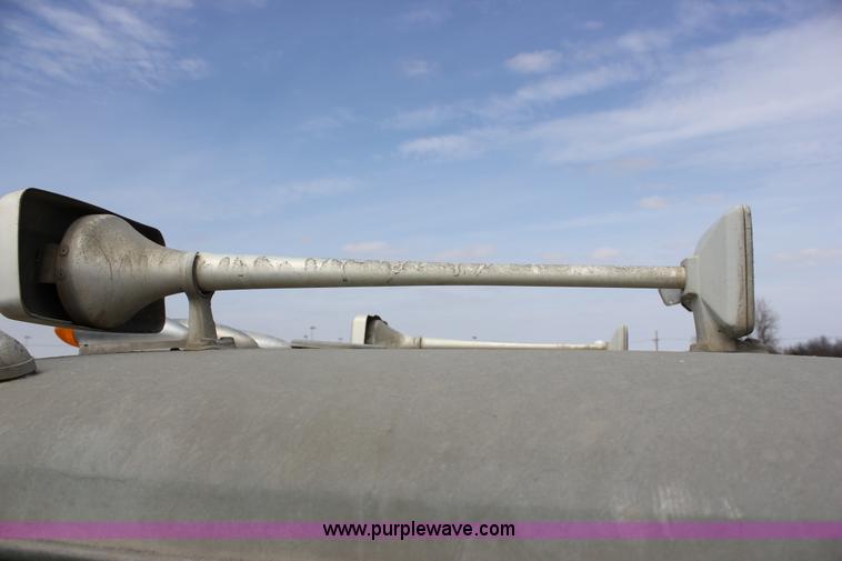 image for item J2266 2001 Mack RD688S truck cab and chassis