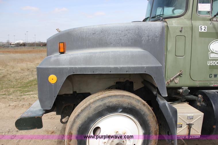 image for item J2266 2001 Mack RD688S truck cab and chassis