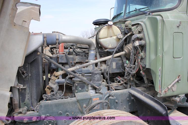 image for item J2266 2001 Mack RD688S truck cab and chassis