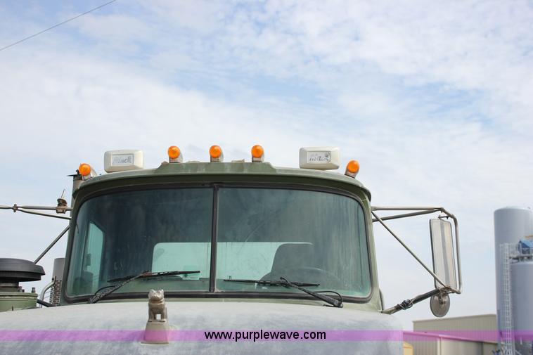 image for item J2266 2001 Mack RD688S truck cab and chassis