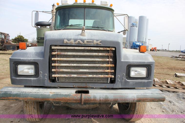 image for item J2266 2001 Mack RD688S truck cab and chassis