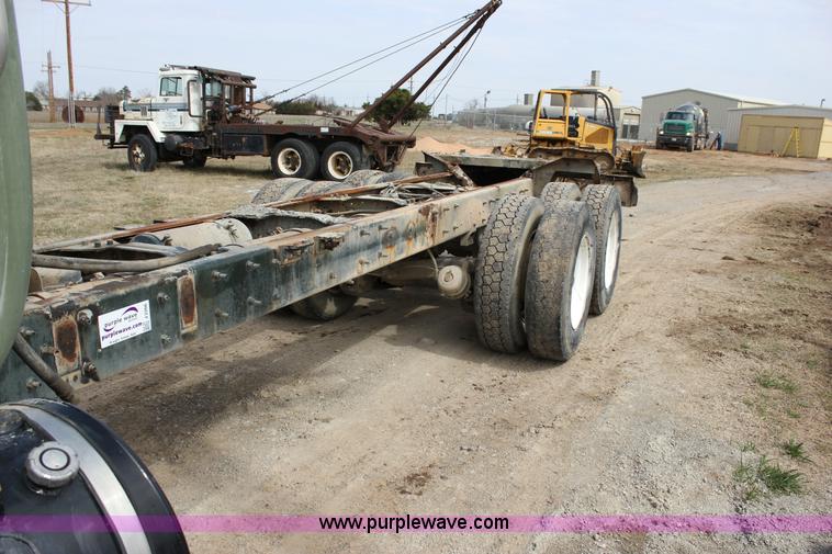 image for item J2266 2001 Mack RD688S truck cab and chassis