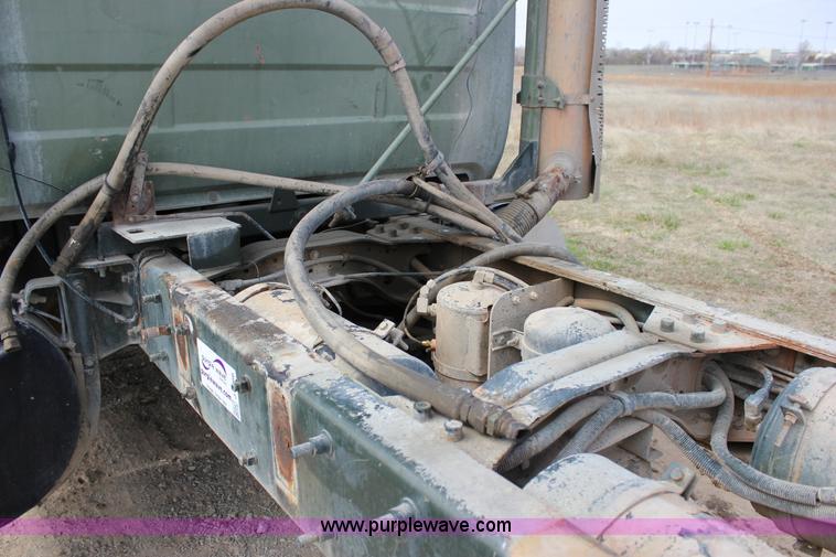 image for item J2266 2001 Mack RD688S truck cab and chassis