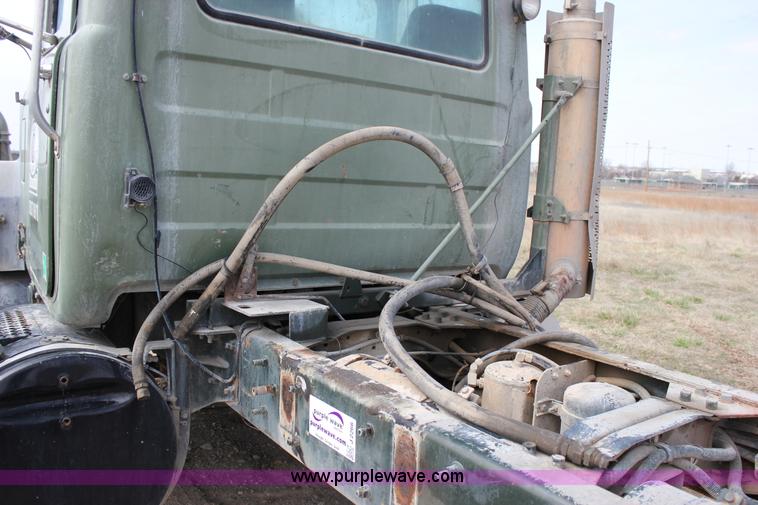 image for item J2266 2001 Mack RD688S truck cab and chassis