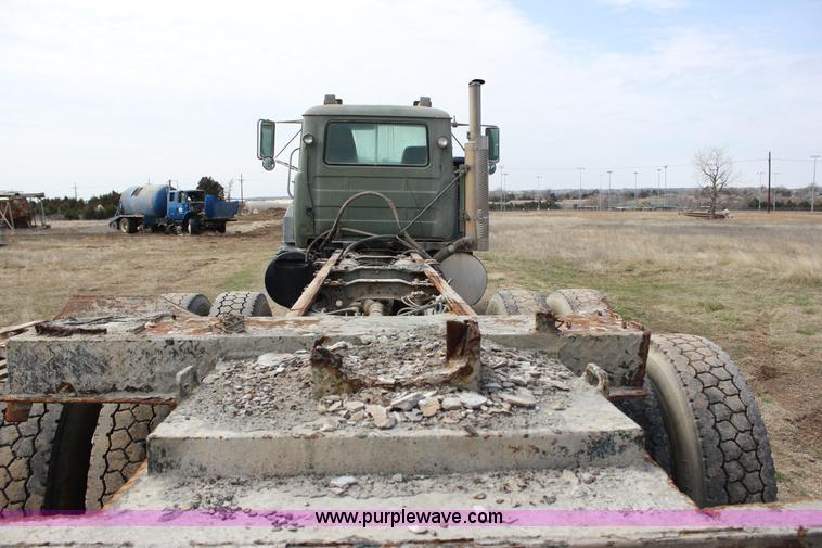 image for item J2266 2001 Mack RD688S truck cab and chassis