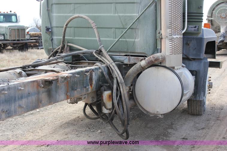 image for item J2266 2001 Mack RD688S truck cab and chassis