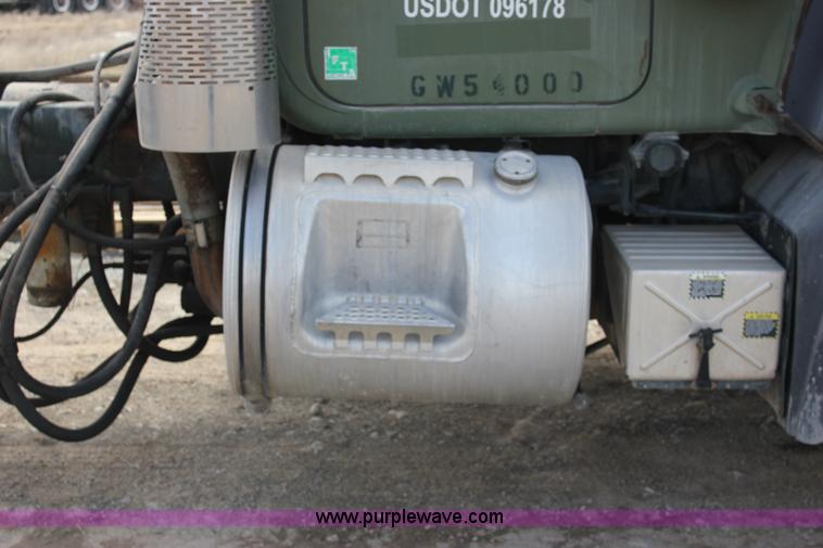 image for item J2266 2001 Mack RD688S truck cab and chassis