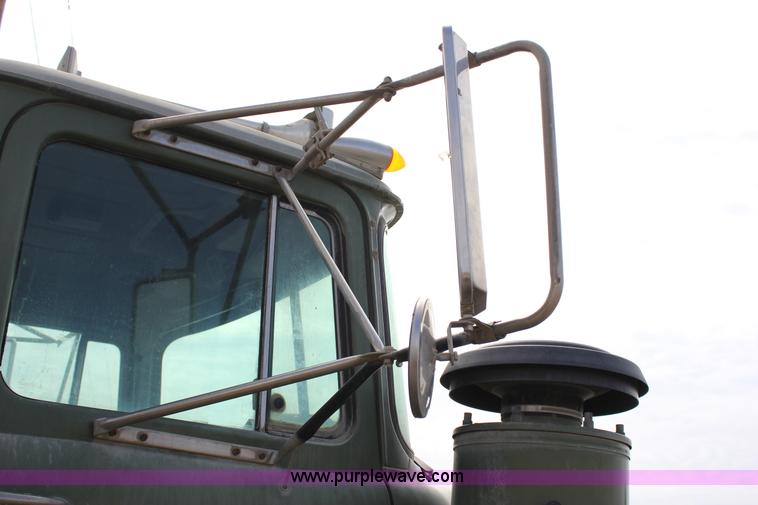 image for item J2266 2001 Mack RD688S truck cab and chassis