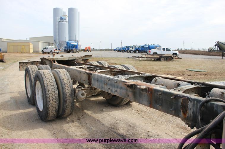 image for item J2266 2001 Mack RD688S truck cab and chassis