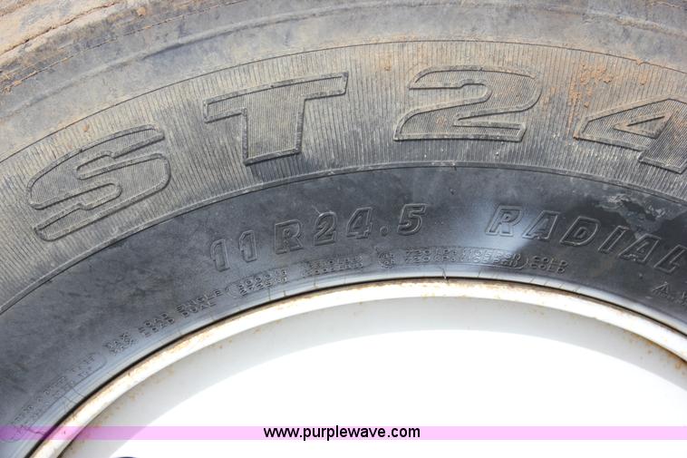 image for item J2266 2001 Mack RD688S truck cab and chassis