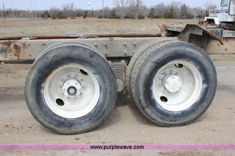 image for item J2266 2001 Mack RD688S truck cab and chassis