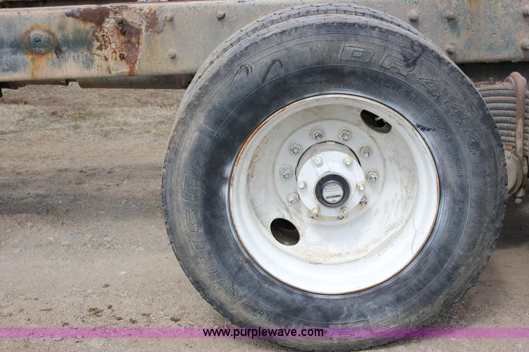 image for item J2266 2001 Mack RD688S truck cab and chassis