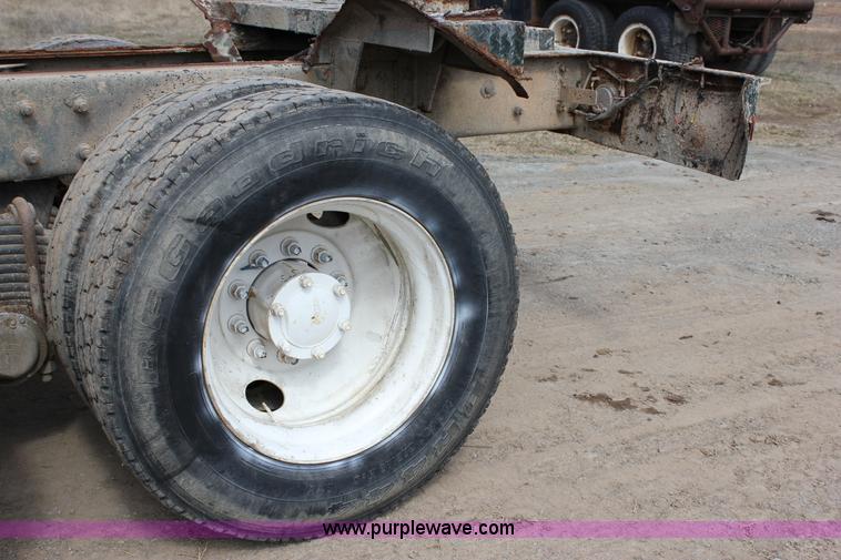 image for item J2266 2001 Mack RD688S truck cab and chassis