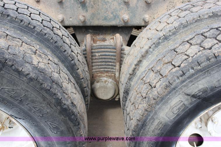 image for item J2266 2001 Mack RD688S truck cab and chassis