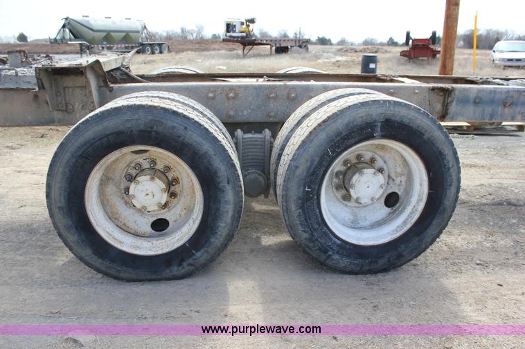 image for item J2266 2001 Mack RD688S truck cab and chassis