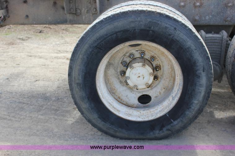 image for item J2266 2001 Mack RD688S truck cab and chassis