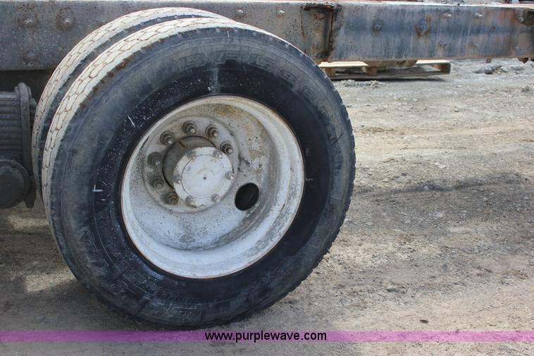 image for item J2266 2001 Mack RD688S truck cab and chassis