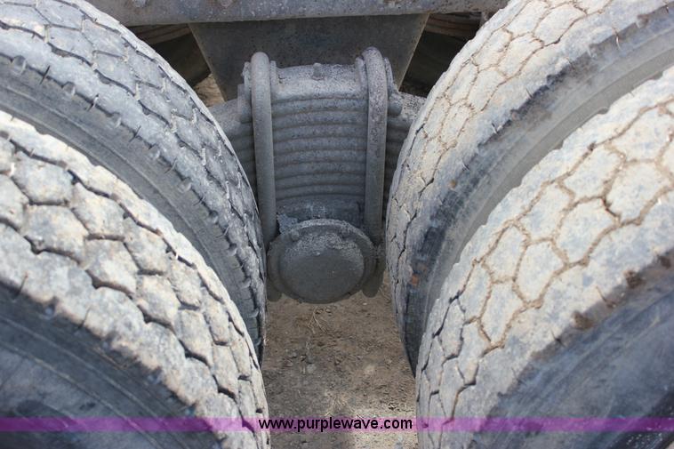 image for item J2266 2001 Mack RD688S truck cab and chassis