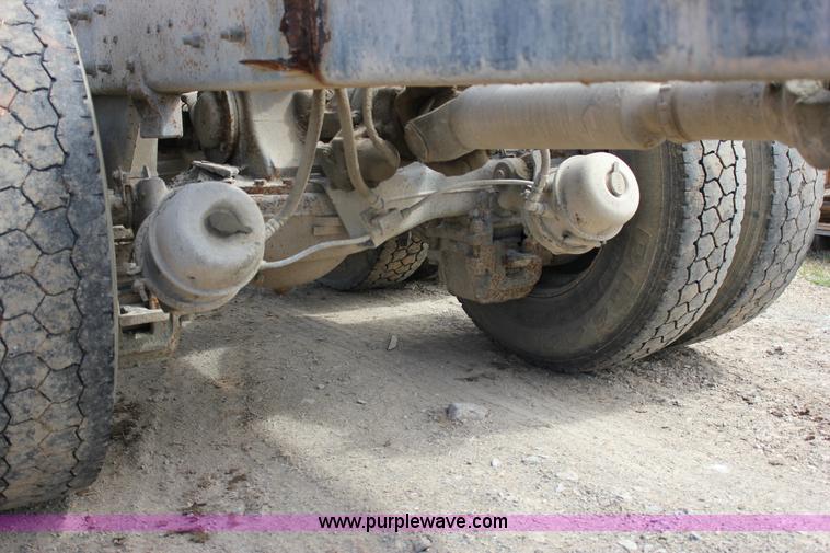 image for item J2266 2001 Mack RD688S truck cab and chassis