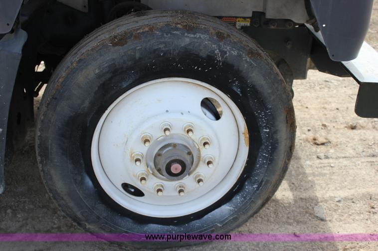 image for item J2266 2001 Mack RD688S truck cab and chassis