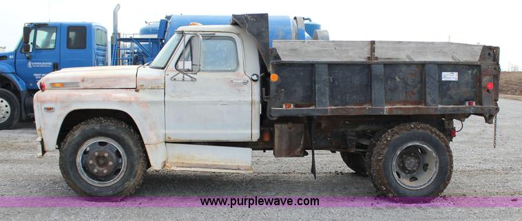 image for item J2269 1972 Ford 600 dump truck