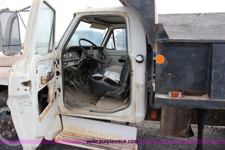 image for item J2269 1972 Ford 600 dump truck