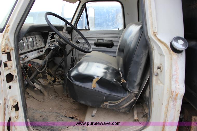 image for item J2269 1972 Ford 600 dump truck