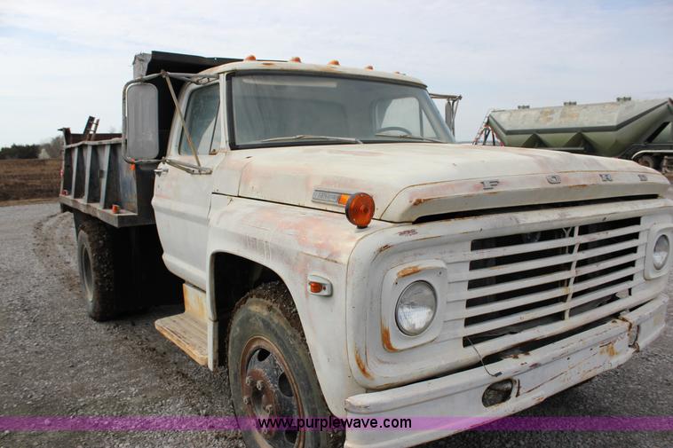 image for item J2269 1972 Ford 600 dump truck